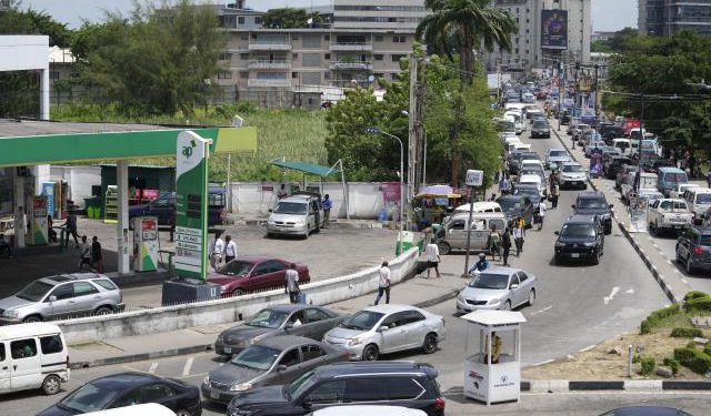 Nigeria: 2 states cut working week to three days