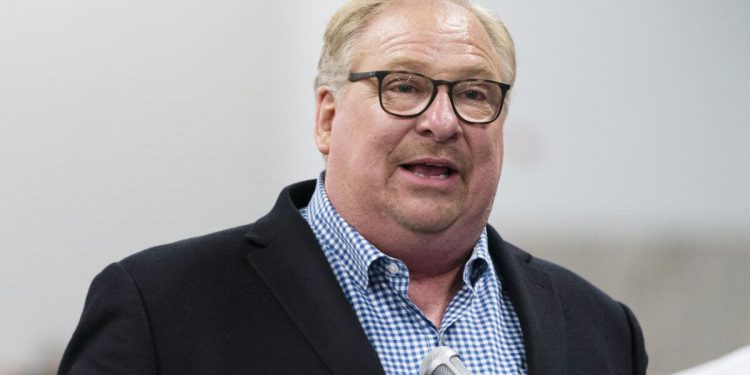 Rick Warren endorses female pastors as Southern Baptist Convention expels his church