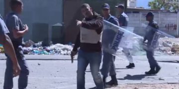 South Africa: at least 18 dead in gang, police shootout
