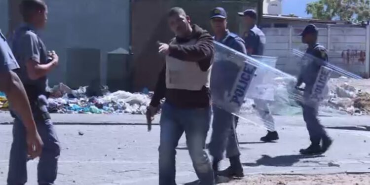 South Africa: at least 18 dead in gang, police shootout