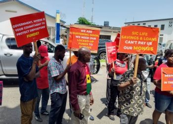 Locked-up investment holders renew picketing at Finance Ministry after no-show from Deputy Minister