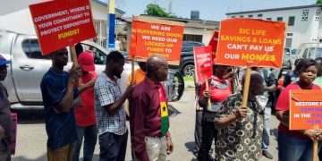 Locked-up investment holders renew picketing at Finance Ministry after no-show from Deputy Minister