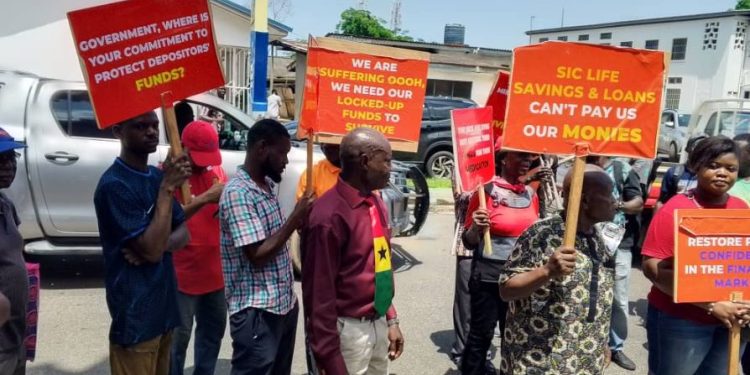 Locked-up investment holders renew picketing at Finance Ministry after no-show from Deputy Minister