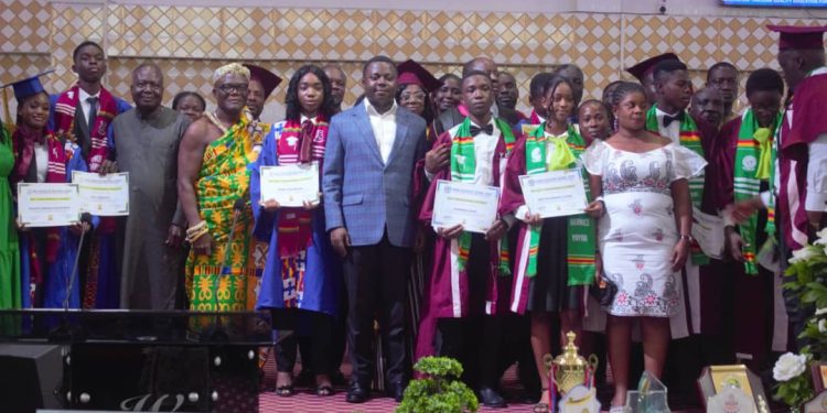 236 graduate from Onua Francis International and Young Executive Schools