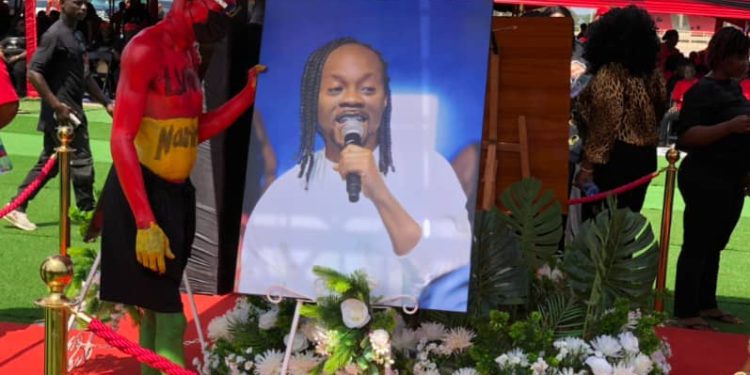 Thousands attend funeral of Daddy Lumba in Kumasi